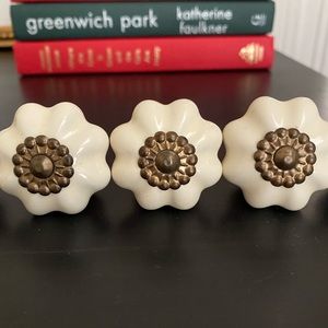 Bundle - 8 Anthropologie knobs